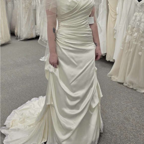 Maggie Sottero Ivory Wedding Dress - Picture 1 of 3